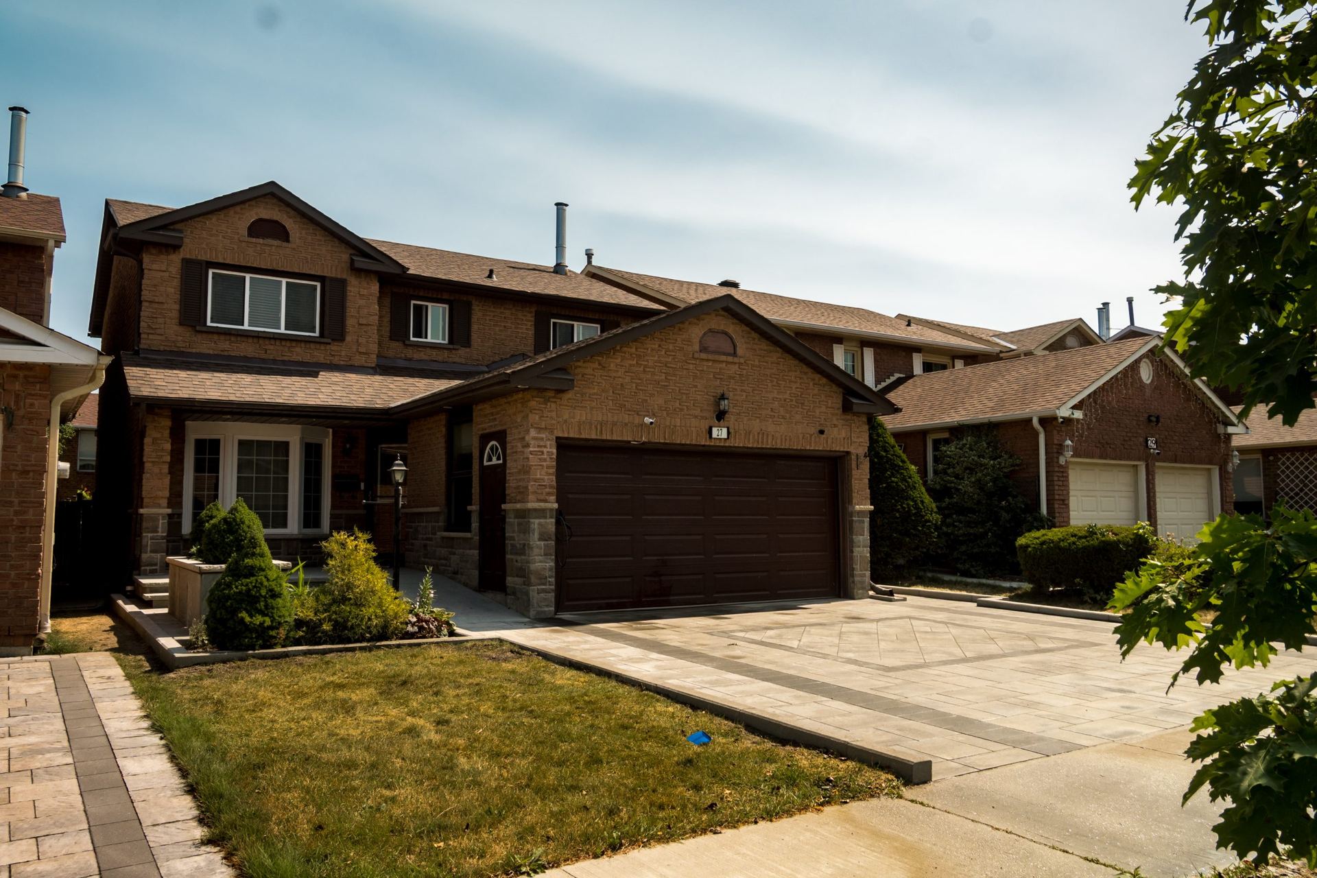 Interlock driveway with a contrasting paver border